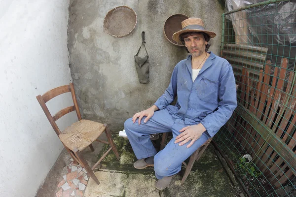 Poor farmer at home — Stock Photo, Image