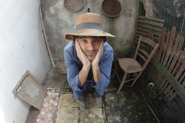 Agricultor pobre em casa — Fotografia de Stock