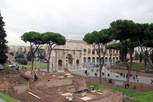 Trabajadores en el antiguo foro romano — Foto de Stock