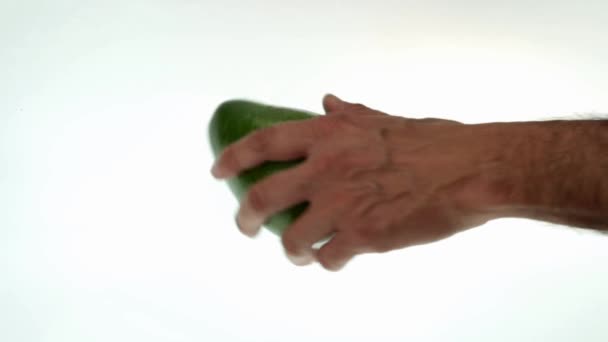 Mann schneidet Avocado über Weiß — Stockvideo