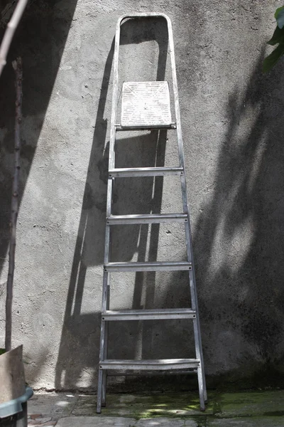 Escada de prata — Fotografia de Stock