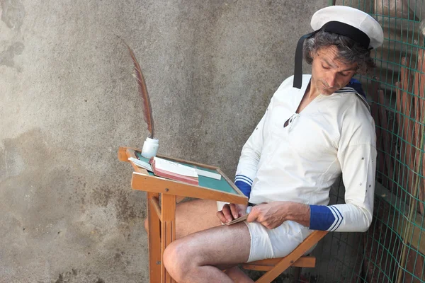 Uomo di mezza età in vecchio costume da studente — Foto Stock