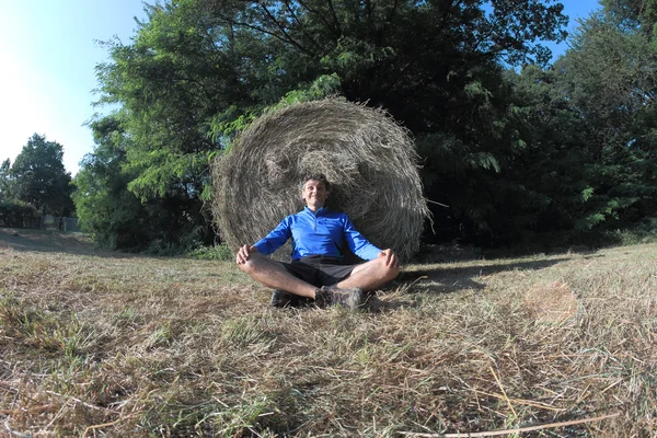 Sportig man höbalar — Stockfoto