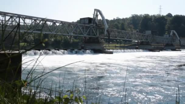 Prugne d'acqua a centrale elettrica . — Video Stock