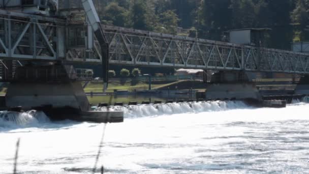 Prugne d'acqua a centrale elettrica . — Video Stock