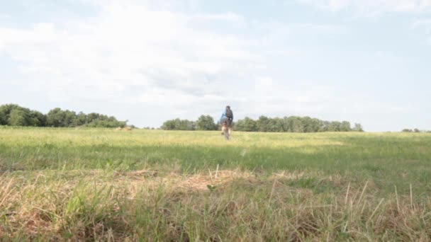 L'homme fait du vélo à la campagne 