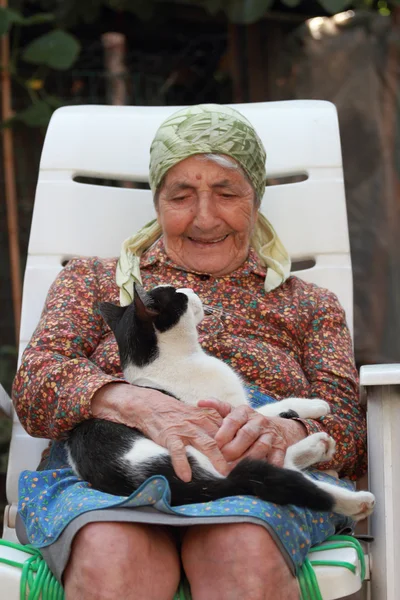 Femme âgée et chat — Photo
