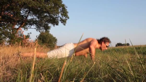 Joven haciendo ejercicios en el bosque — Vídeo de stock