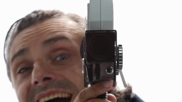 Человек со старым киноаппаратом — стоковое видео