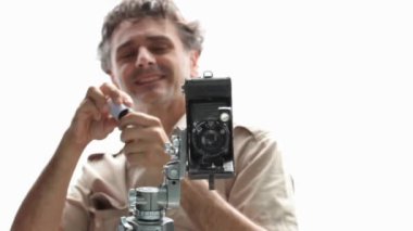 adam eski film kamera ile