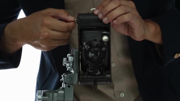 Muž se starým filmová kamera — Stock video