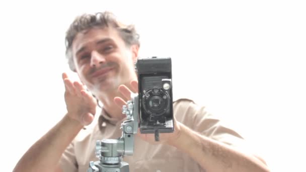 Man with old movie camera — Stock Video