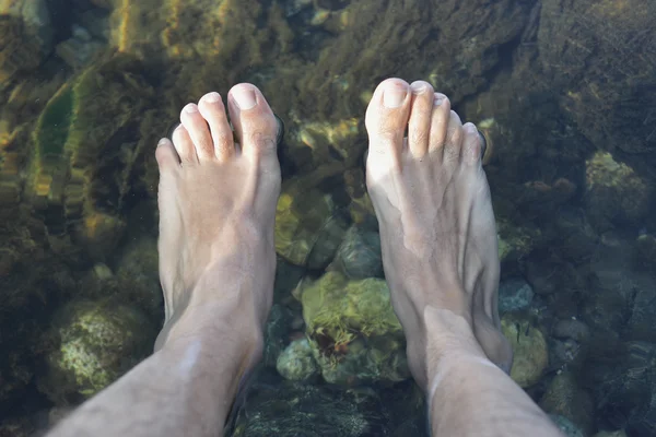 Pieds dans l'eau — Photo