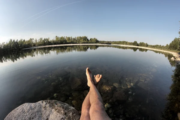 男は湖で泳ぐ — ストック写真