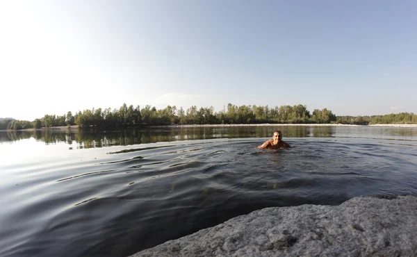 L'uomo che nuota in un fiume — Foto Stock