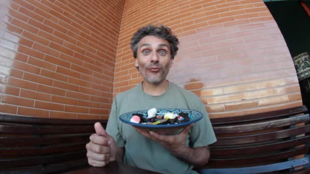 Человек ест конфеты с желе — стоковое видео