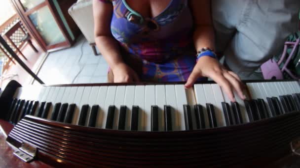 弹钢琴 — 图库视频影像
