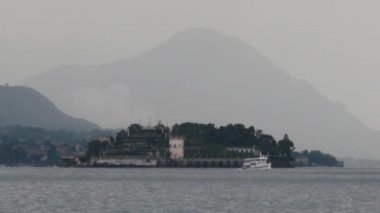 Lake maggiore, İtalya tarafından geçen bir tekne