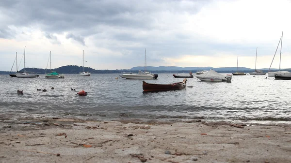 Båtar i sjön maggiore — Stockfoto