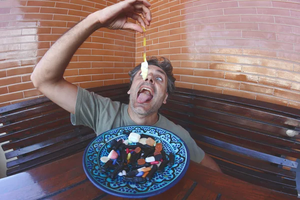 Hombre comiendo caramelos —  Fotos de Stock