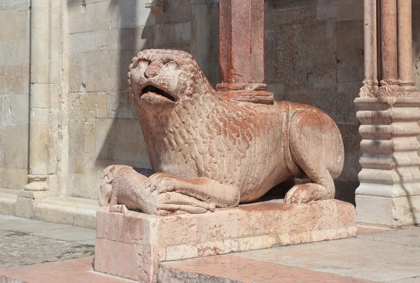 Estatua románica de León — Foto de Stock