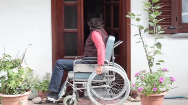 Hombre en silla de ruedas — Vídeos de Stock