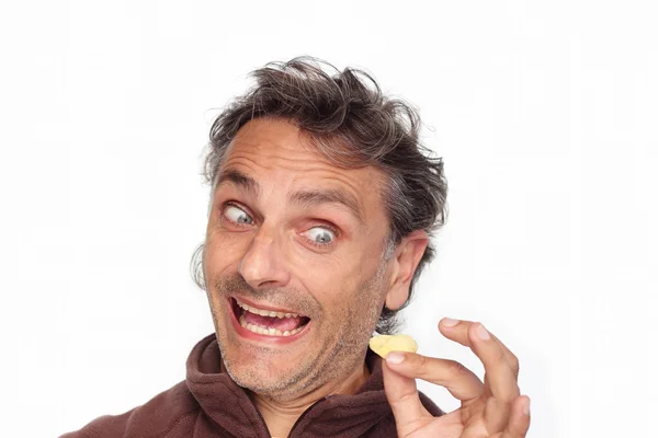 Uomo mangiare patatine — Foto Stock