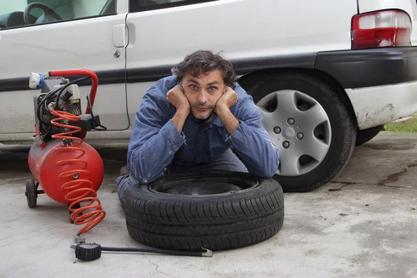 Hombre y pinchazo de neumático —  Fotos de Stock