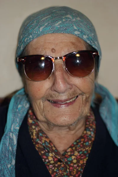 Abuela con gafas de sol — Foto de Stock