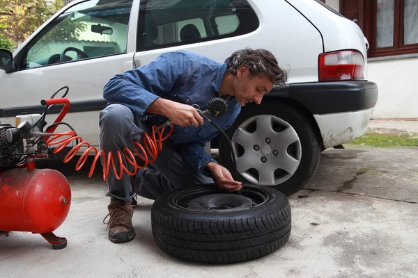 Inspecting the tire pressure — Stock Photo, Image