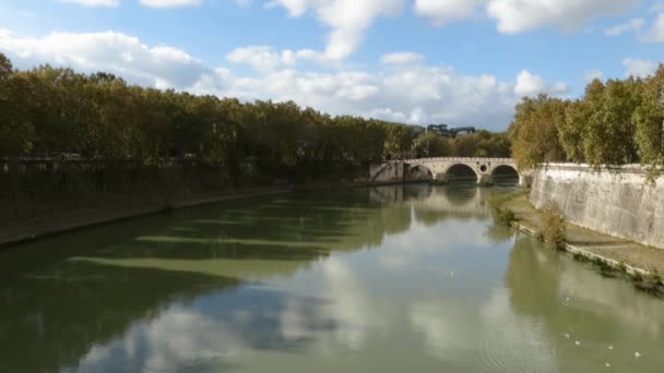 Río Tíber con arco en Roma — Vídeo de stock