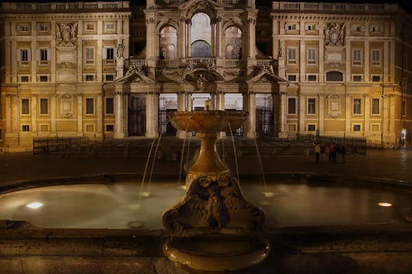 Vida noturna em Santa Maria Maggiore Square, Roma, Itália — Fotografia de Stock