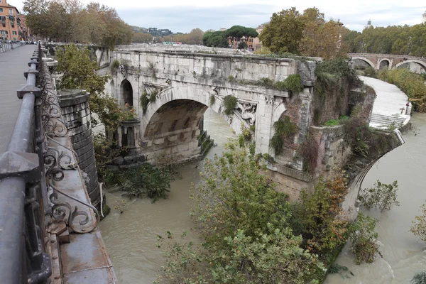 Ponte rotto Ponte romano a Roma — Foto Stock