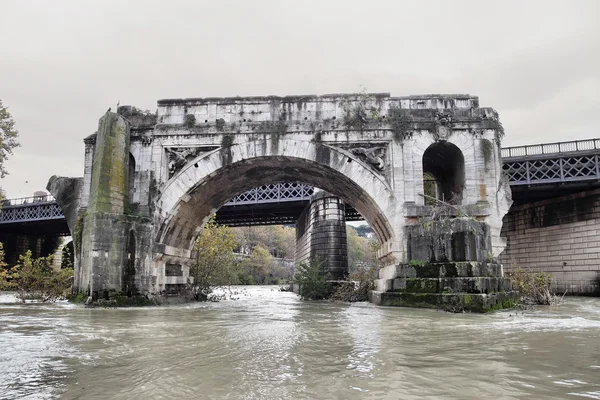 庞特 rotto 罗马桥在罗马 — 图库照片