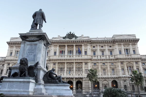 Palazzo di Giustizia e monumento Cavour a Roma — Foto Stock