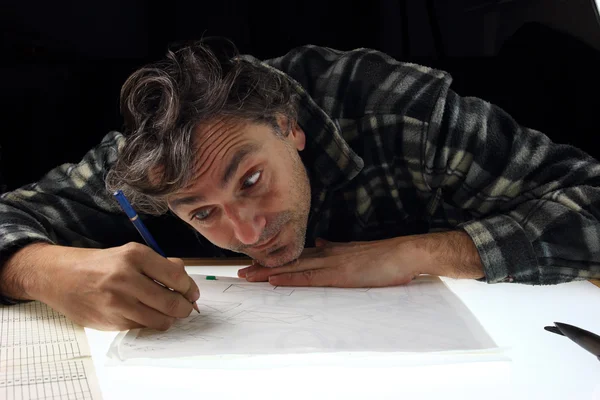 Mann, der in der 2d-Animationsbranche arbeitet — Stockfoto