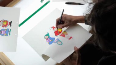 2d animasyon sektöründe çalışan adam