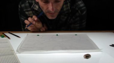 2d animasyon sektöründe çalışan adam