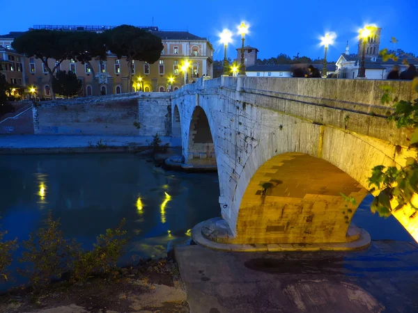 Isola tiberina v noci v Římě — Stock fotografie