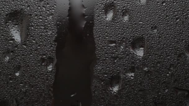 Gotas de agua de lluvia en el cristal de las ventanas . — Vídeo de stock