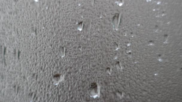 Gouttes d'eau de pluie sur les fenêtres verre . — Video