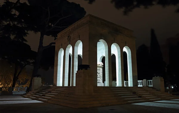 Mausoleo Ossario Garibaldino ในเวลากลางคืน — ภาพถ่ายสต็อก