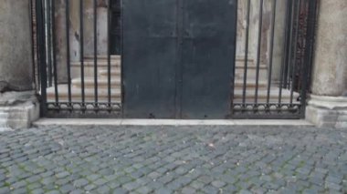 Arezzo katedral girişinde