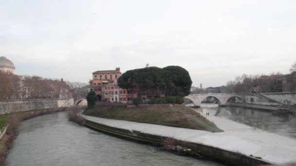 ポンテ rotto でローマ、イタリアの古代壊れた橋の遺跡します。 — ストック動画