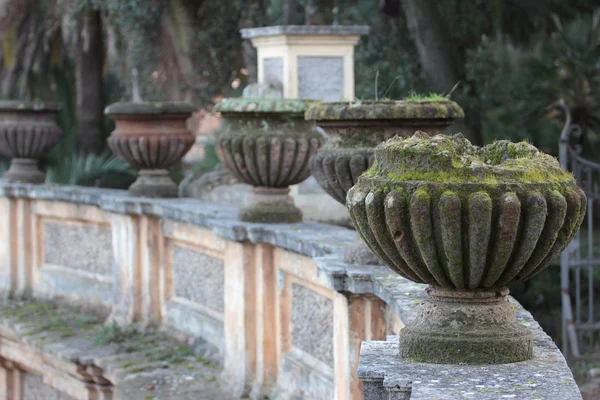 Vasen im öffentlichen Park der Villa doria pamphili — Stockfoto