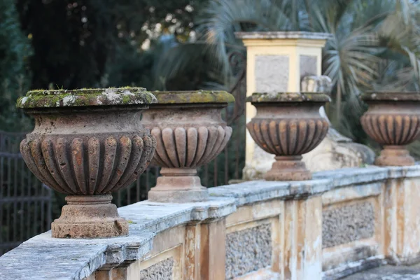 Vasos em Villa Doria Pamphili Parque público — Fotografia de Stock