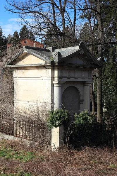 Kaple v opuštěný hřbitov, viggiu, Itálie — Stock fotografie