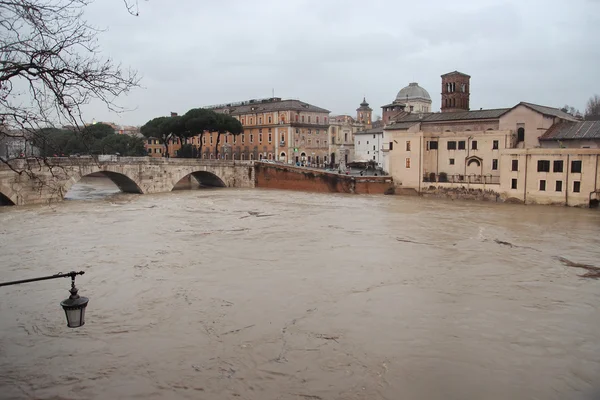 Il fiume Tevere rompe le sue rive — Foto Stock