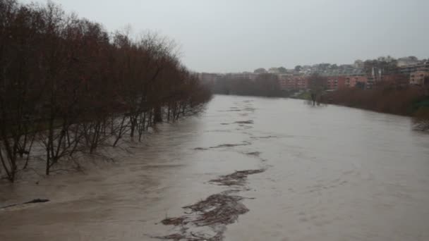 Le Tibre brise ses rives 