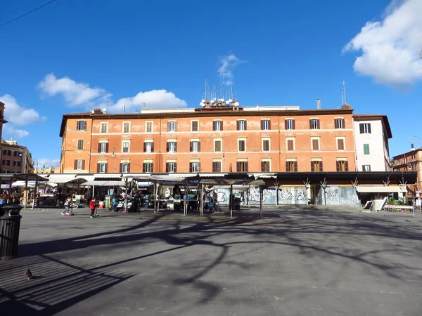 Piazza san cosimato marktstand — Stockfoto